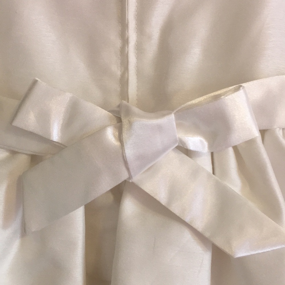 Nannette baby girl's white satin bow dress size12m - Picture 3 of 7